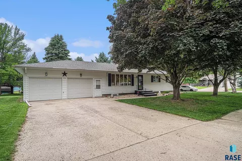 926 10th St NE, Madison, SD 57042 photo 32