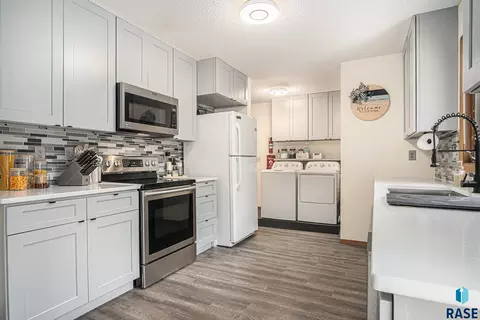 926 10th St NE, Madison, SD 57042 photo 5