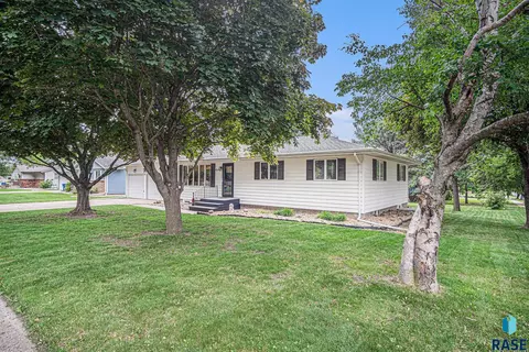926 10th St NE, Madison, SD 57042 photo 2