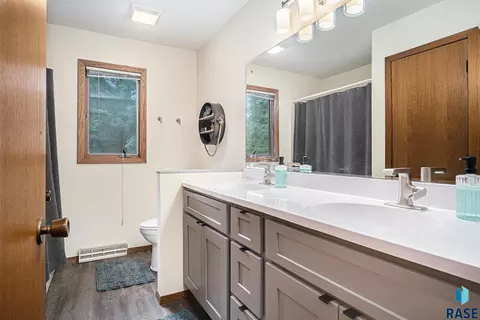 926 10th St NE, Madison, SD 57042 photo 17