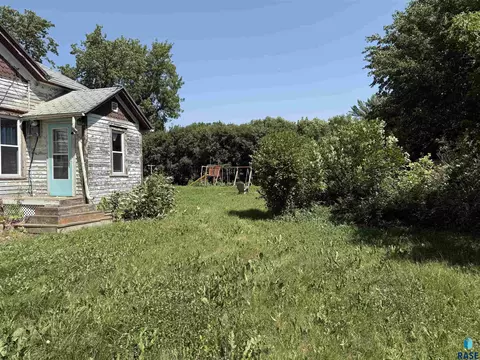 204 E State St, Marion, SD 57043 photo 2