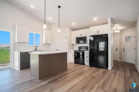 1122 11th St NE, Madison, SD 57042 photo 4
