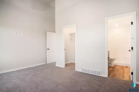 1122 11th St NE, Madison, SD 57042 photo 6