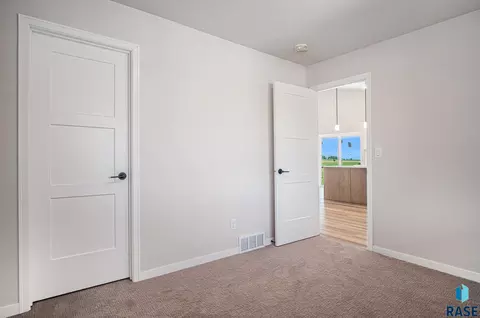 1122 11th St NE, Madison, SD 57042 photo 9