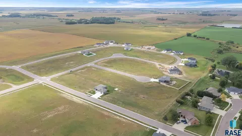 605 Hanna Trl, Crooks, SD 57020