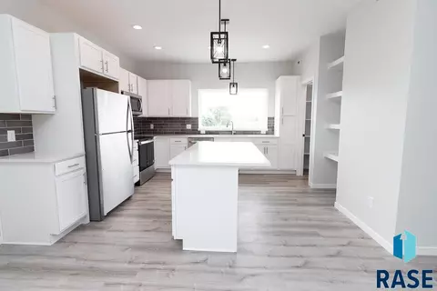 Kitchen - 5000 E 54th St, Sioux Falls, SD 57110 photo 2 of 2