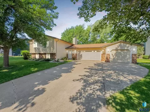 5705 W Coughran Ct, Sioux Falls, SD 57106