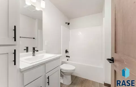 Bath - 1001 E Wayne Pl, Tea, SD 57064 photo 1 of 3