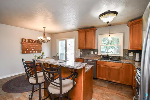 104 E 40th St, Sioux Falls, SD 57105 photo 6