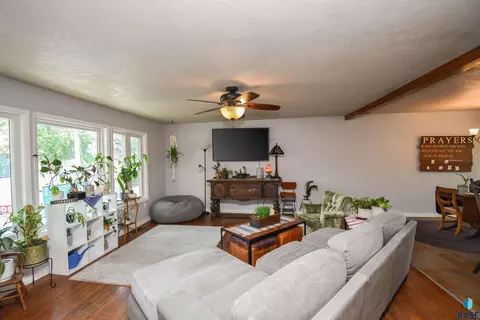 104 E 40th St, Sioux Falls, SD 57105 photo 5