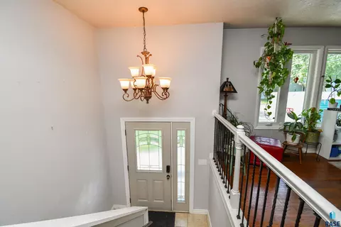 104 E 40th St, Sioux Falls, SD 57105 photo 2