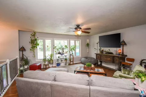 104 E 40th St, Sioux Falls, SD 57105 photo 4