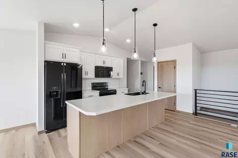 Kitchen - 5405 E Brennan Dr, Sioux Falls, SD 57110 photo 2 of 3