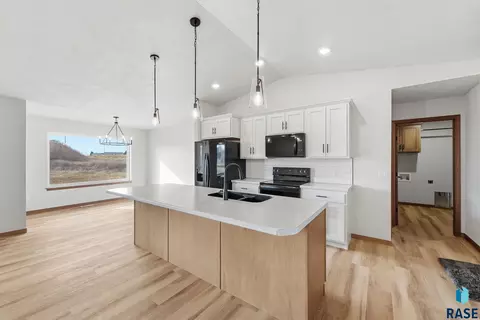 Kitchen - 5405 E Brennan Dr, Sioux Falls, SD 57110 photo 3 of 3