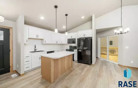 Kitchen - 5504 E Brennan Dr, Sioux Falls, SD 57110 photo 2 of 3