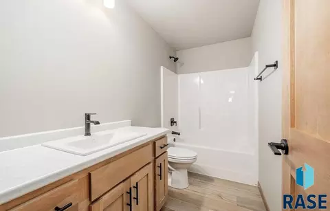Bath - 5504 E Brennan Dr, Sioux Falls, SD 57110 photo 2 of 2
