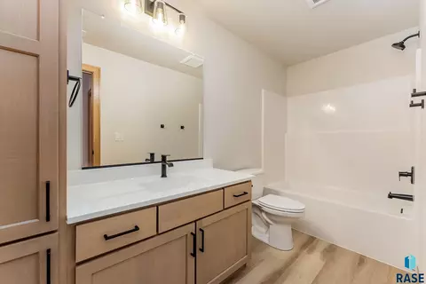 Bath - 1225 Poplar Ave, Tea, SD 57064 photo 5 of 5