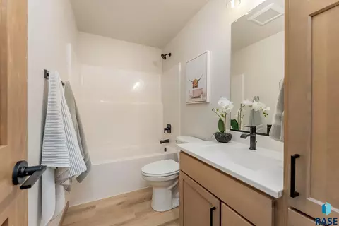 Bath - 1225 Poplar Ave, Tea, SD 57064 photo 4 of 5