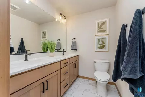 Bath - 1225 Poplar Ave, Tea, SD 57064 photo 2 of 5