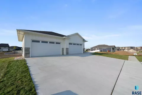 4205 N Interlachen Trl, Sioux Falls, SD 57107 photo 2