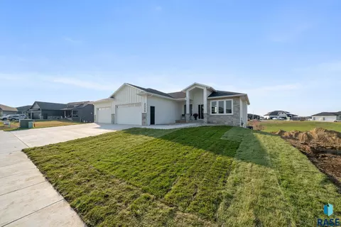 4205 N Interlachen Trl, Sioux Falls, SD 57107 photo 3