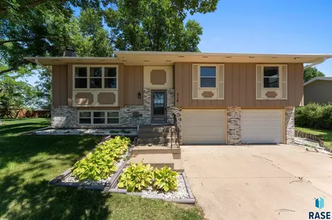 316 S Norbeck St, Vermillion, SD 57069