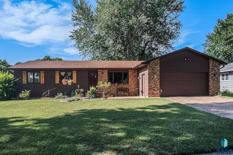 5813 W 32nd St, Sioux Falls, SD 57106
