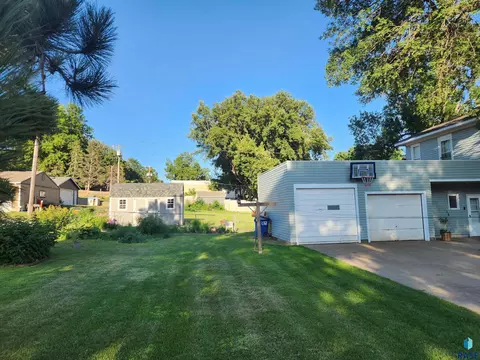 202 E 4th St, Dell Rapids, SD 57022 photo 4