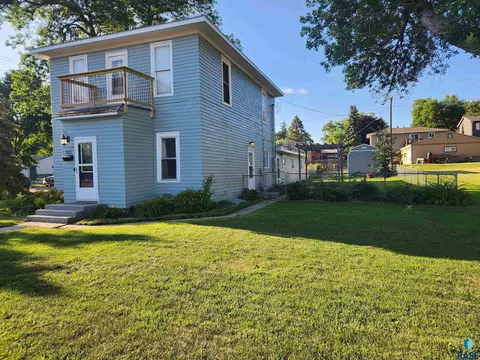 202 E 4th St, Dell Rapids, SD 57022 photo 3