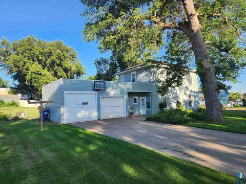 202 E 4th St, Dell Rapids, SD 57022 photo 5