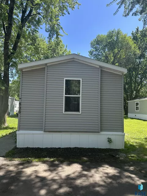 806 Ruth Pl, Sioux Falls, SD 57106 photo 1