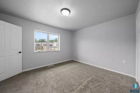 3305 E 13th St, Sioux Falls, SD 57103 photo 7