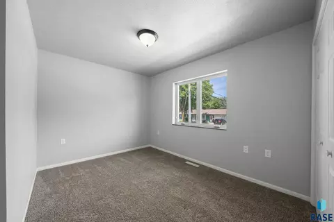 3305 E 13th St, Sioux Falls, SD 57103 photo 10