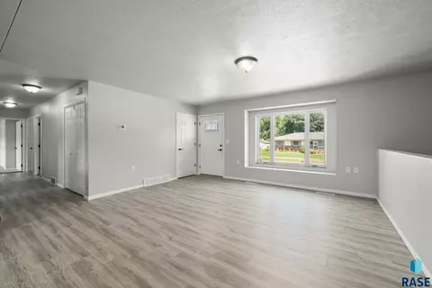 3305 E 13th St, Sioux Falls, SD 57103 photo 6