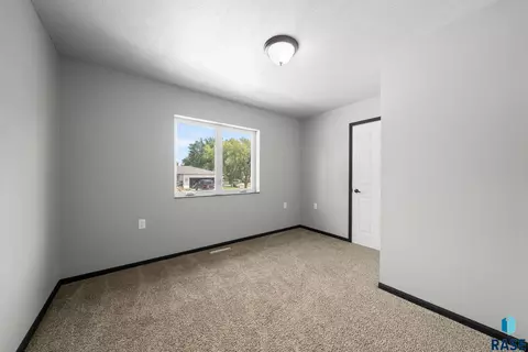 3305 E 13th St, Sioux Falls, SD 57103 photo 12