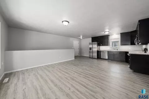 3305 E 13th St, Sioux Falls, SD 57103 photo 3