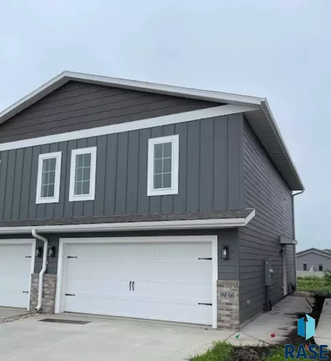 9646 W Tunis Dr, Sioux Falls, SD 57106