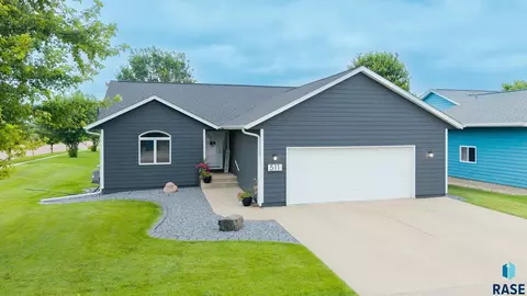 511 Patrick Ave, Hartford, SD 57033 photo 1