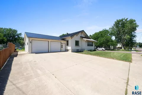 119 N Cedar St, Canton, SD 57013 photo 3