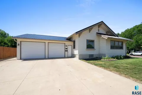 119 N Cedar St, Canton, SD 57013 photo 2