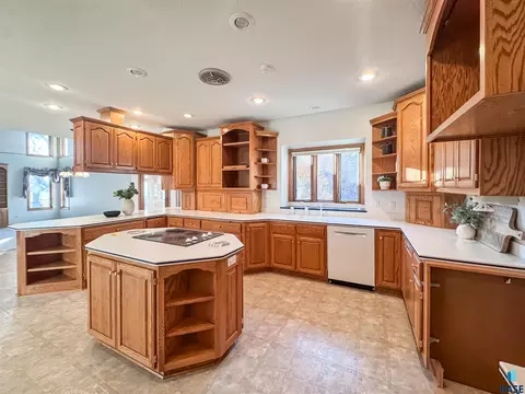 611 E 61st St, Sioux Falls, SD 57108 photo 8