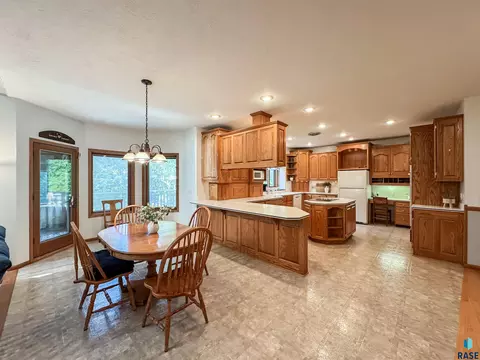 611 E 61st St, Sioux Falls, SD 57108 photo 10