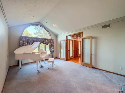611 E 61st St, Sioux Falls, SD 57108 photo 6