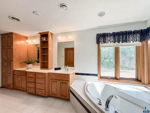 611 E 61st St, Sioux Falls, SD 57108 photo 34