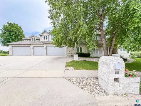 611 E 61st St, Sioux Falls, SD 57108 photo 1