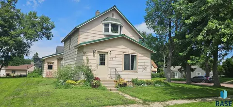 212 E Broad Ave, Flandreau, SD 57028
