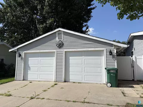 6404 W Nuthatch Pl, Sioux Falls, SD 57107 photo 2