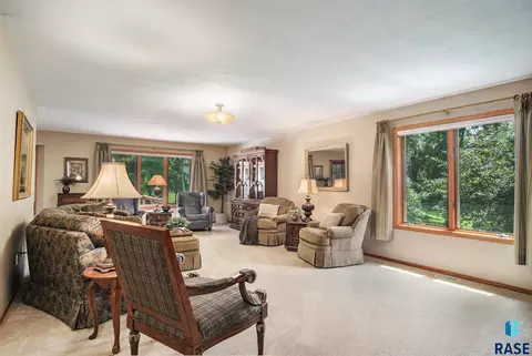 1402 S Lighthouse Pl, Sioux Falls, SD 57103 photo 4