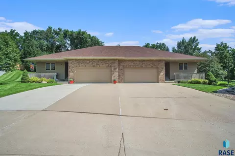 1402 S Lighthouse Pl, Sioux Falls, SD 57103 photo 2