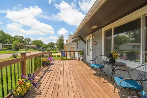 2004 E Madison St, Sioux Falls, SD 57103 photo 4